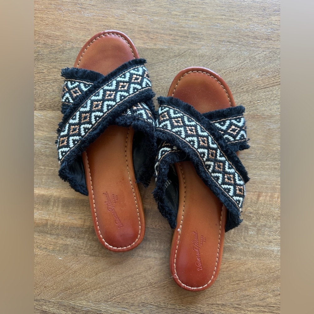Universal Thread sandals size 7